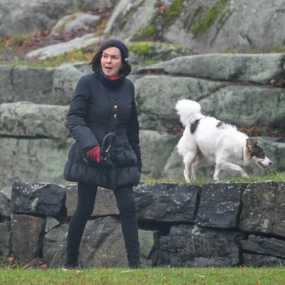 Paula ja hänen avustajansa Siru-koira ovat tuttu näky Helsingin keskustassa, jossa Paula usein ulkoiluttaa koiraa. Paula ja hänen avustajansa Siru-koira ovat tuttu näky Helsingin keskustassa, jossa Paula usein ulkoiluttaa koiraa.