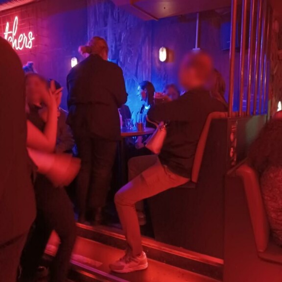 Tämä kuva sen todistaa: Suomen pääministeri juhli helsinkiläisessä yökerhossa, vaikka oli altistunut koronalle. Virkakännykän viestit tavoittivat pääministerin vasta seuraaana aamuna. Sanna Marin