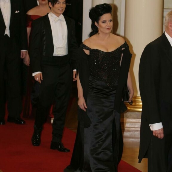 Peräjälkeen presidenttiä kättelemään saapuneet Kaija Koo ja Antti Tuisku viettivät railakkaan itsenäisyyspäivän vuonna 2006. Antti Tuisku, Kaija Koo