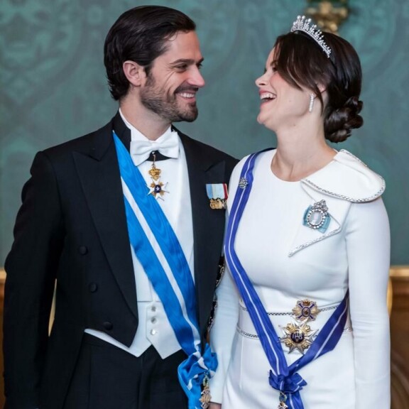 Kuninkaan juhlapäivällisillä Sofian yllä nähtiin valkoinen iltapuku. prinsessa Sofia, prinssi Carl Philip