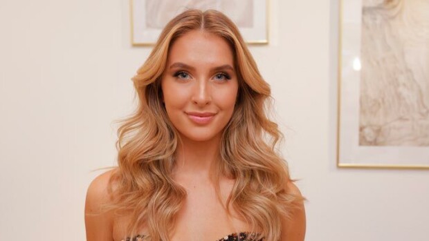 Reippaasti alkoholia häistä mukaan! Miss Helsinki Oona Komi narahti 15-vuotiaana vanhemmilleen – tällainen rangaistus tuli Oona Komi