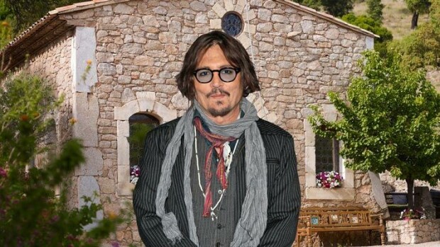 Johnny Deppillä on makuuhuone kirkossa! Hollywood-tähden tilukset pursuavat yksityiskohtia – kuvat! Johnny Depp