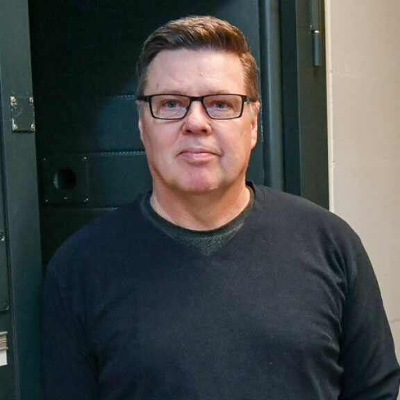 Jari Aarnio istuu Helsingin vankilan kuuluisalla suljetulla osastolla, jonka vangit eivät saa olla tekemisissä muiden kanssa. aarnio