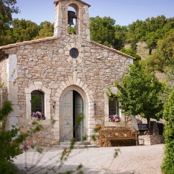 Vanha kirkkorakennus toimii Johnnyn remontin jäljiltä omintakeisena asuintilana. Vanha kirkkorakennus toimii Johnnyn remontin jäljiltä omintakeisena asuintilana.