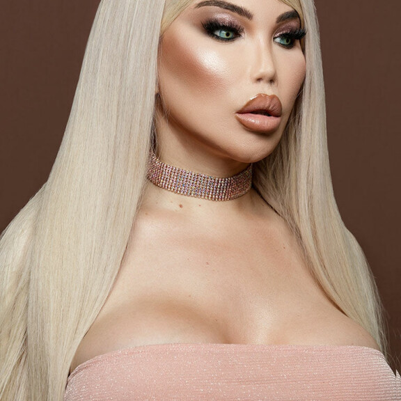 Ihmistaideteokseksi muuttunut Jessica Alves esittelee glamour-puoltaan: raikas, eteerinen ja rintava lady j