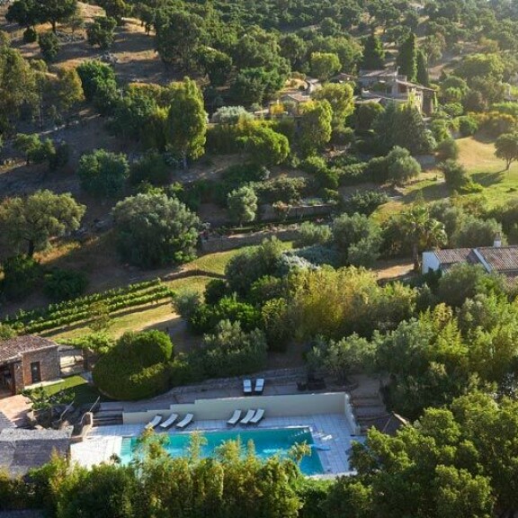 Deppin kylästä löytyy tunnelmallisia oleskelualueita ja oma keskusaukio. Hulppeat tilukset sijaitsevat omassa rauhassa, sillä naapureita ei ole lähimaillakaan. Deppin kylästä löytyy tunnelmallisia oleskelualueita ja oma keskusaukio. Hulppeat tilukset sijaitsevat omassa rauhassa, sillä naapureita ei ole lähimaillakaan.