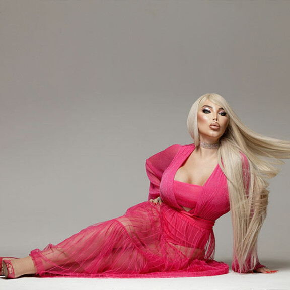 Ihmistaideteokseksi muuttunut Jessica Alves esittelee glamour-puoltaan: raikas, eteerinen ja rintava lady j