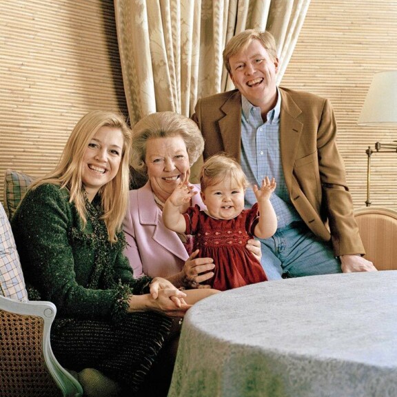 Vanhempiaan Amalia kiittää kasvatuksesta, joka on antanut hänelle tarkoituksen ja pyrkimyksen elää hyvänä ihmisenä. Kuvassa myös isoäiti, prinsessa Beatrix. Vanhempiaan Amalia kiittää kasvatuksesta, joka on antanut hänelle tarkoituksen ja pyrkimyksen elää hyvänä ihmisenä. Kuvassa myös isoäiti, prinsessa Beatrix.