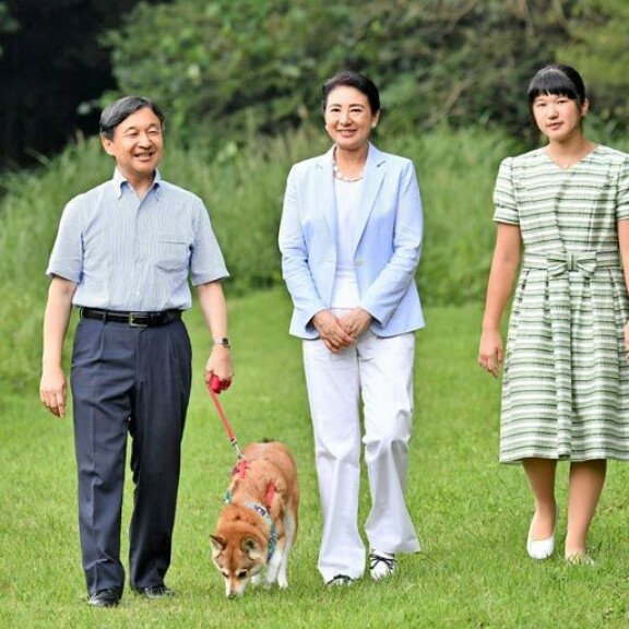 Aiko (oik.) opiskelee yliopistossa japanin kieltä ja kirjallisuutta. Aiko (oik.) opiskelee yliopistossa japanin kieltä ja kirjallisuutta.