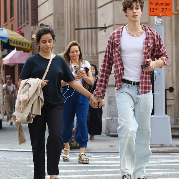 Paparazzi ikuisti näyttävän pariskunnan käsikkäin tämän vuoden syyskuussa New Yorkissa. Camila Cabello Shawn mendes