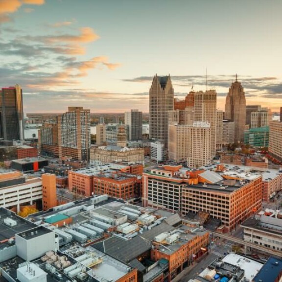 Rajusti runneltu Detroit ei välttämättä kuulu Yhdysvaltojen suosituimpiin matkailukohteisiin. Rajusti runneltu Detroit ei kuulu Yhdysvaltojen suosituimpiin matkailukohteisiin.