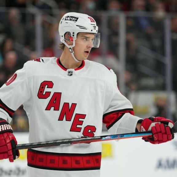 Carolina Hurricanesin supertähti Sebastian Aho on terveenä pysyessään varma nakki Pekingin olympiakoneeseen. Carolina Hurricanesin Sebastian Aho on terveenä pysyessään varma nakki Pekingin olympiakoneeseen.