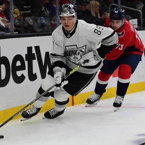 Kotkan poikii! Los Angeles Kingsin Rasmus Kupari on Kymenlaakson lahja suomalaiselle jääkiekolle. Kotkan poikii! Los Angeles Kingsin Rasmus Kupari on Kymenlaakson lahja suomalaiselle jääkiekolle.