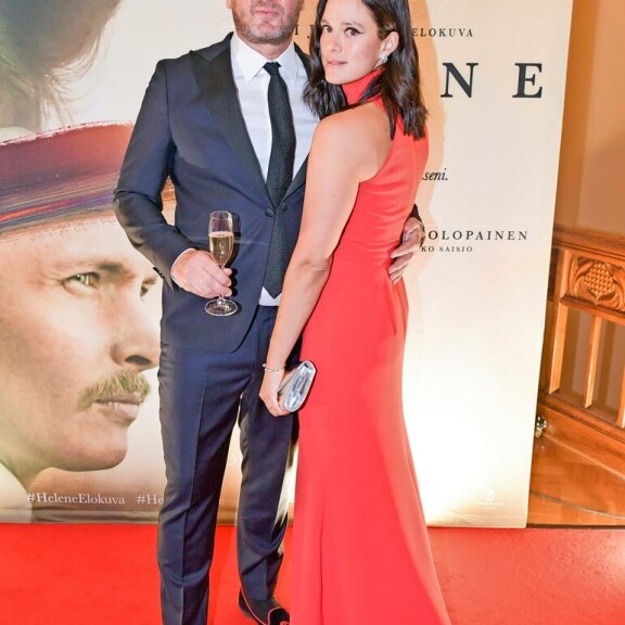 Antti ja tähtinäyttelijä Krista Kosonen järjestivät synttäreiksi naamioidut yllätyshäät toukokuussa 2018. Antti ja tähtinäyttelijä Krista Kosonen järjestivät synttäreiksi naamioidut yllätyshäät toukokuussa 2018.