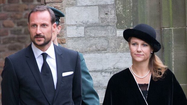 Prinsessa Märtha Louise kiiruhti sijaiseksi – lastentauti kaatoi Norjan kruununprinssi Haakonin petiin Haakon ja Märtha Louise