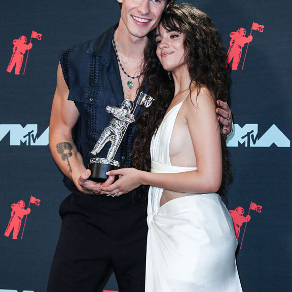 Tässä pari vuonna 2019 MTV Video Music Awardseissa. Camila Cabello ja Shawn Mendes