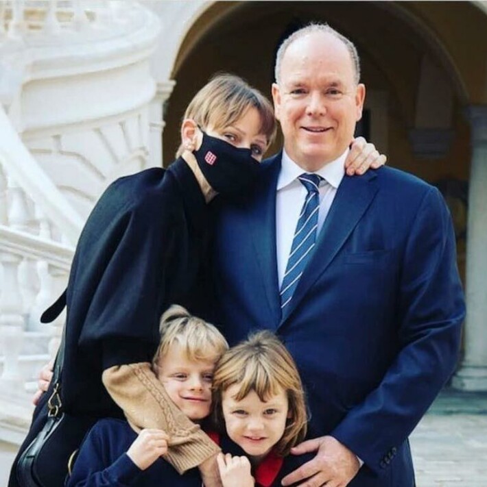 Albert ja kaksoset olivat lentokentällä muhkean kukkakimpun kanssa vastassa kotiin palaavaa Charlene-äitiä. Kuva on Charlenen Instagram-tililtä. Albert ja kaksoset olivat lentokentällä muhkean kukkakimpun kanssa vastassa kotiin palaavaa Charlene-äitiä. Kuva on Charlenen Instagram-tililtä.