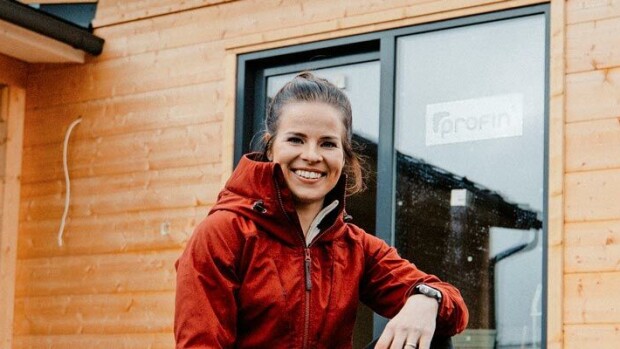 Jestas, mikä lukaali: Saunasta suoraan poreisiin! Krista Pärmäkoski sai 'porttikiellon' hulppean hirsihuvilansa työmaalle – kuvat! Krista Pärmäkoski