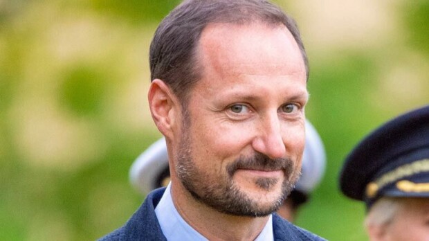 Norjan kruununprinssi Haakon 50 vuotta - mikä komistus nuoruuskuvassa!