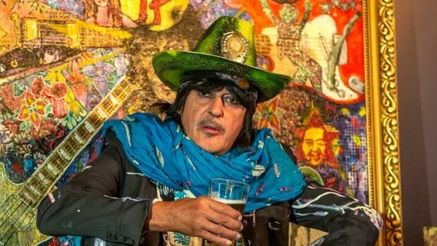 Andy McCoy myöhästyi! Rocklegenda herätti huomiota lennolla – kuva! Andy McCoy