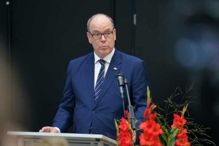 Albertin päreet paloivat, kun ex-rakastajatar ilmoitti antavansa haastattelun lehteen, ja hallitsija luuli kyseessä olevan vain viattoman syntymäpäiväjutun. Albertin päreet paloivat, kun ex-rakastajatar ilmoitti antavansa haastattelun lehteen, ja hallitsija luuli kyseessä olevan vain viattoman syntymäpäiväjutun.