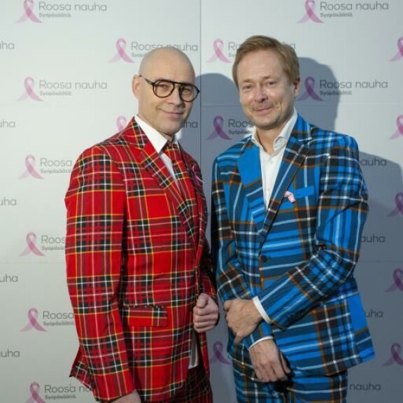 Kovia kokenut Jussi Rainio, 56, (vas.) on paitsi paininut mielenterveysongelmien kanssa, myös selviytynyt vatsasyövästä vuonna 2017. – Se saatiin onneksi hoidettua kunnialla ja kokonaan pois. Nehän on 2! Jussi Rainio ja Rami Alanko ilmestyivät TTK-studioon skottiruudullisissa puvuissa. – Emme tehneet hemmetin pitkään aikaan lainkaan musiikkia. Nyt tulemme taas, kaksikko lupaa.