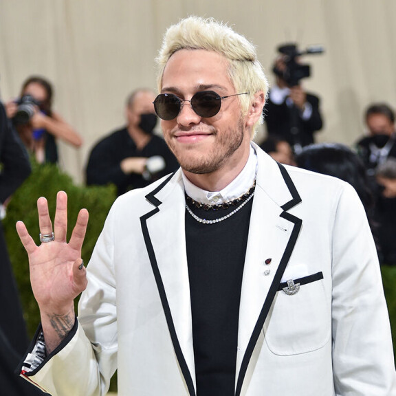Koomikko on deittaillut aiemmin muun muassa laulaja Ariana Grandea ja näyttelijä Kate Beckinsalea. Pete Davidson