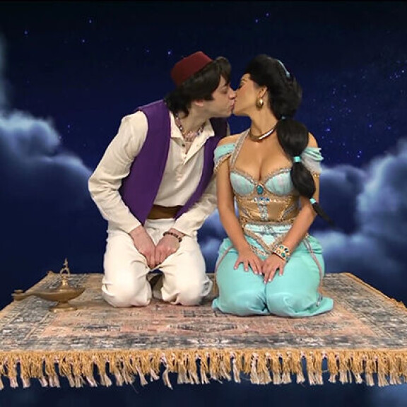 Lokakuun lopussa suhdehuhut saivat lisää tuulta siipiensä alle, kun parivaljakko pussasi Saturday Night Live -lähetyksessä. Kyseessä oli kuitenkin sketsi. Kim Kardashian ja Pete Davidson