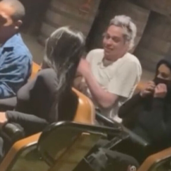 Kaksikko ikuistettiin videolle yhdessä lokakuun 29. päivä. He pitelivät toisiaan kädestä huvipuistolaitteessa Los Angelesissa. Kim Kardashian ja Pete Davidson