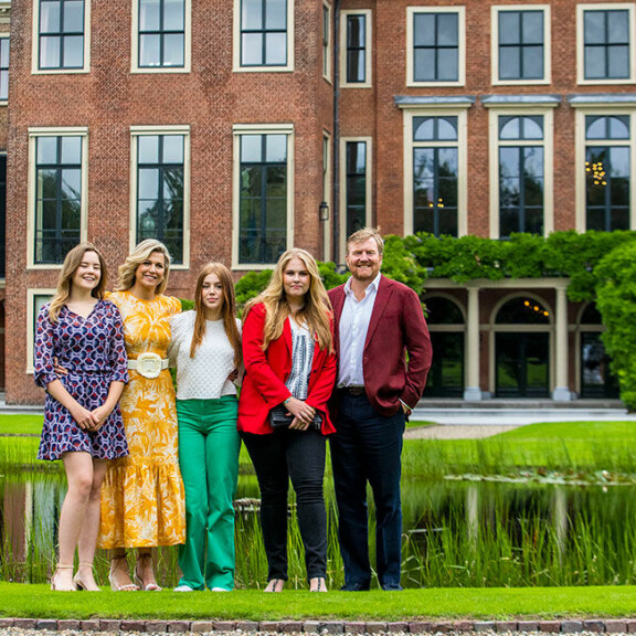 Amalialla on kaksi nuorempaa siskoa Ariane ja Alexia. Hollannin hallitsijapari Willem-Alexander ja Maxima sekä prinsessat Amalia, Alexia ja Ariane