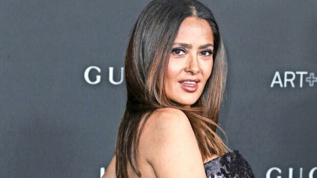Salma Hayek, 57, juhlii synttäreitä kuumissa bikinikuvissa