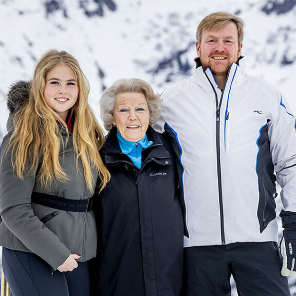Amalian isoäiti Beatrix luopui kruunusta vuonna 2013. Hollannin kruununprinsessa Amalia, prinsessa Beatrix ja kuningas Willem-Alexander