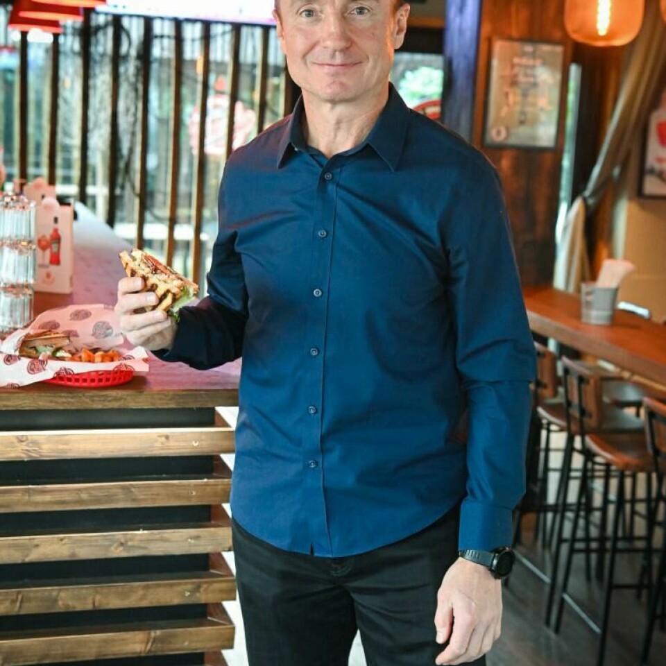 Jere Lehtien lanseeraa omanlaisensa Club Sandwichin urheiluravintola Hookiin. – Suomessa sitä ei oikein meinaa saada ravintoloista, Stanley Cup -voittaja kummeksuu.