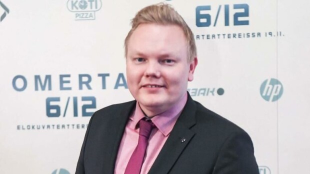 Kuva! Antti Kurvinen hörppi lonkeroa junassa – näin ex-ministeri kommentoi Seiskalle: 'Jos otetaan juoma...'
