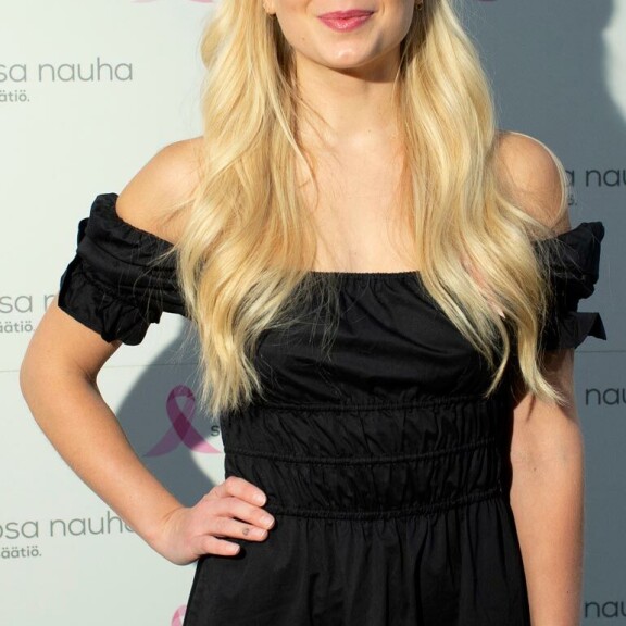 Seiska tapasi harvakseltaan Suomessa viihtyvän Lotta Hintsan Roosa nauha Tanssii tähtien kanssa -lähetyksessä. – Tänä syksynä tuli oltua aiempaa enemmän kotimaassa, USA:han jo palannut Lotta kertoo. Seiska tapasi harvakseltaan Suomessa viihtyvän Lotta Hintsan Roosa nauha Tanssii tähtien kanssa -lähetyksessä. – Tänä syksynä tuli oltua aiempaa enemmän kotimaassa, USA:han jo palannut Lotta kertoo.