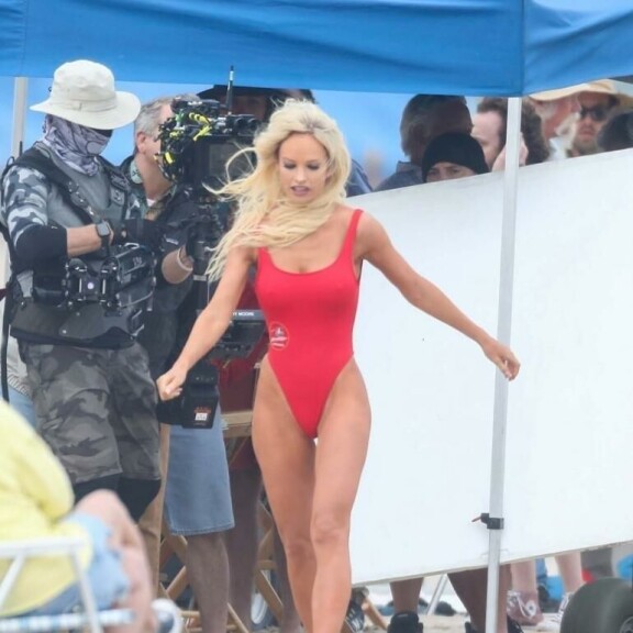 Lily James näyttelee sarjassa Pamela Andersonia, joka tähditti 1990-luvulla supersuosiossa ollutta Baywatch-sarjaa. Lily James