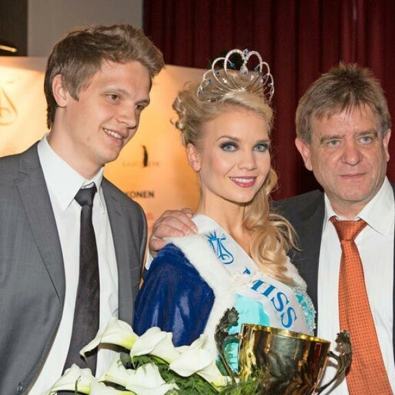 Lotta kruunattiin Miss Suomeksi 2013. – Olen mielelläni ihan omilla meriiteilläni julkisuudessa, kiipeilijäkaunotar sanoo. Hänen ja jääkiekkoilija Kristian Näkyvän liitto päättyi avioeroon 2019. Lotan isä Aki Hintsa menehtyi vuonna 2016. Lotta kruunattiin Miss Suomeksi 2013. – Olen mielelläni ihan omilla meriiteilläni julkisuudessa, kiipeilijäkaunotar sanoo. Hänen ja jääkiekkoilija Kristian Näkyvän liitto päättyi avioeroon 2019. Lotan isä Aki Hintsa menehtyi vuonna 2016.