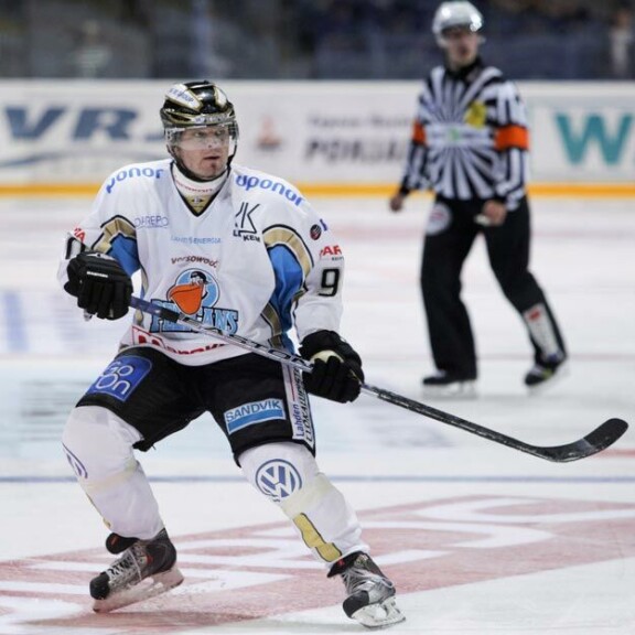 Tuhtia tiliä tahkonnut tähtipelaaja tienasi miljoonia, mutta menetti kaiken huumeisiin ja rillutteluun. Tuhtia tiliä tahkonnut tähtipelaaja tienasi miljoonia, mutta menetti kaiken huumeisiin ja rillutteluun.