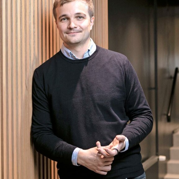 Miki Kuusi jatkaa miljoonakaupoista huolimatta Woltin toimitusjohtajana. Miki Kuusi jatkaa miljoonakaupoista huolimatta Woltin toimitusjohtajana.