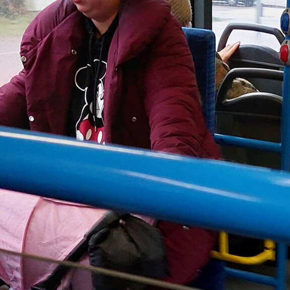 Mitä ihmettä?! Henna Kalinainen täysin tunnistamattomana bussissa - matkustajat huolestuivat: ”Ei reagoinut lapseen” - paparazzikuva! Henna Kalinainen