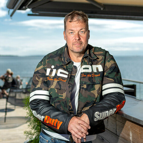 Suhteeseen on mahtunut myös kauhunhetkiä. Vuonna 2016 Arttu loukkasi pahasti jalkansa enduro-onnettomuudessa Helsingin moottoripyörämesssuilla. Leikkauksen aikana Arttu sai keuhkoveritulpan, jolloin hänen henkensä oli vaarassa. Arttu Harkki