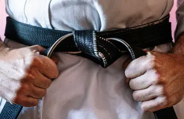 Mustan vyön potkunyrkkeilijä teki uskomattoman löydön helsinkiläiseltä kuntosalilta: ”Ilmeisesti on treeni toiminut, koska joku on jättänyt persimplantit…” – katso huvittava kuva!