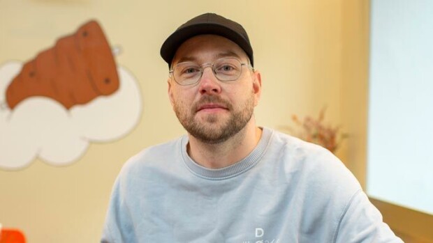 Huippukokki Teemu Laurell panee perinneannoksen uusiksi – katso, miten Kokkisota-tähti päivittää klassikkoresepti! Teemu Laurell