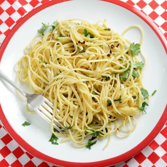 Vappu Pimiä paljastaa hittiruokansa: ”Maailman helpoin, halvin ja nopein pikaruoka” – katso suosikkijuontajan resepti Pasta