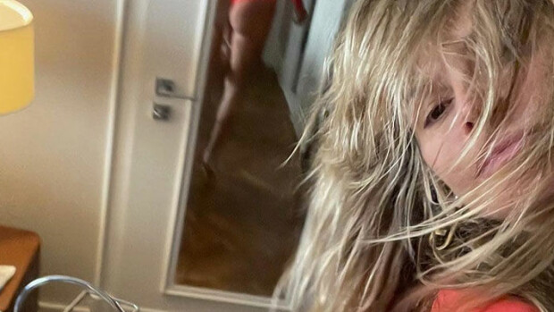 Supermallin etäpäivä: Heidi Klum herkuttelee sängyssä kakkupalalla - minne unohtuivat pikkuhousut?! Heidi Klum
