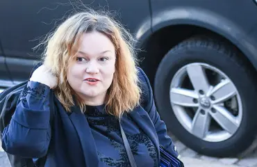 Kovempi bileministeri kuin Sanna Marin? Seiska löysi Krista Kiurun kadonneen kreisibailukuvan - "Herrasmies ujutti kädet lanteille"  