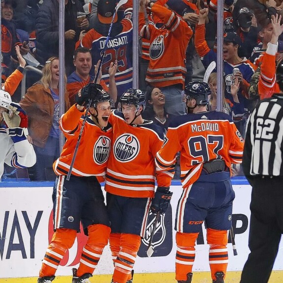 Jesse Puljujärvi on tehnyt kivenkovaa jälkeä Edmonton Oilersin 1. ketjussa Connor McDavidin (oik.) rinnalla. Jesse Puljujärvi on tehnyt kivenkovaa jälkeä Edmonton Oilersin 1. ketjussa Connor McDavidin (oik.) rinnalla.