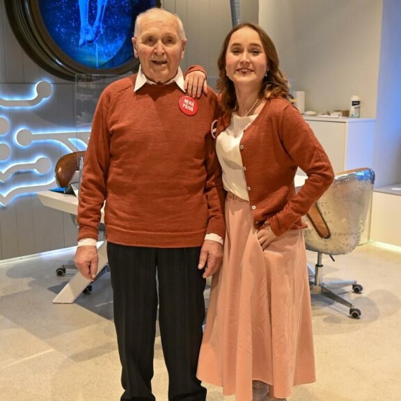 Pappa ja Lotta vakuuttavat, että kumpikin nauttii lauluvideoiden tekemisestä. Lotta-Sofia Saahko, Jorma Saahko