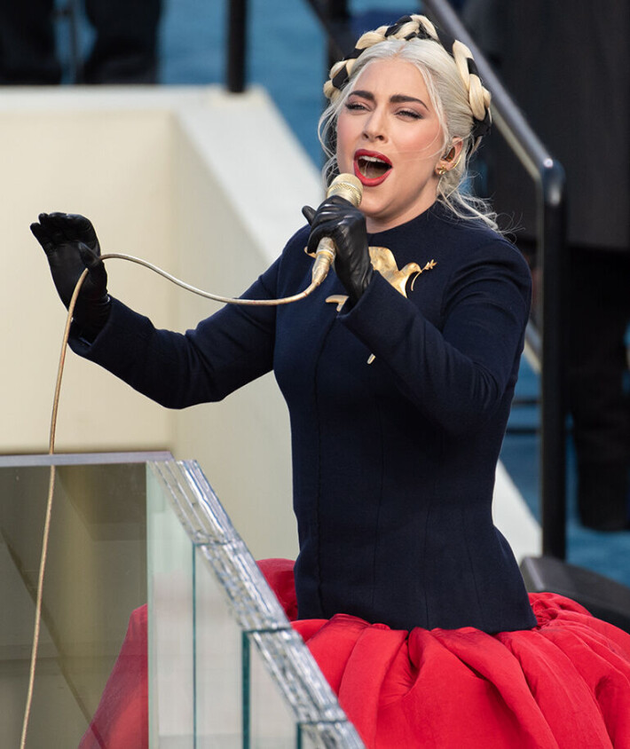 Lady Gagan ikonisen lihamekon takaa löytyy yllättävä tarina: ”Halusin olla rauhassa bileissä” – paljastaa turvautuneensa luodinkestävään kolttuun Lady Gaga
