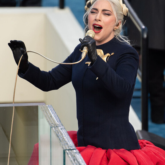 Lady Gagan ikonisen lihamekon takaa löytyy yllättävä tarina: ”Halusin olla rauhassa bileissä” – paljastaa turvautuneensa luodinkestävään kolttuun Lady Gaga
